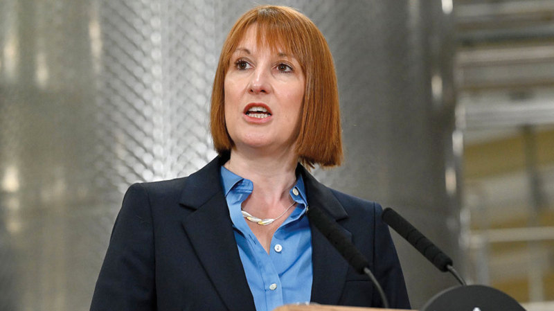 ريفز ادعت أن خروج بريطانيا من الاتحاد الأوروبي كلفها 8% من الناتج المحلي الإجمالي. أرشيفية