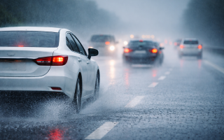 يجب الالتزام بإرشادات السلامة المرورية أثناء القيادة أثناء التقلبات الجوية