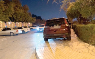 الصورة: وقوف فوق الرصيف