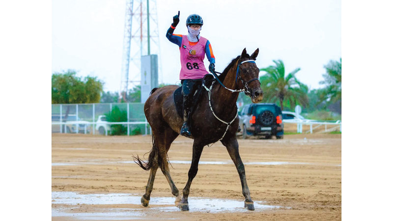 الفارسة الإماراتية سارة بعد وصولها لخط النهاية. من المصدر