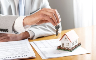 الصورة: طرد مستأجرٍ سكن شقة 12 عاماً دون علم مالكها.. وإلزامه سداد 857.5 ألف درهم