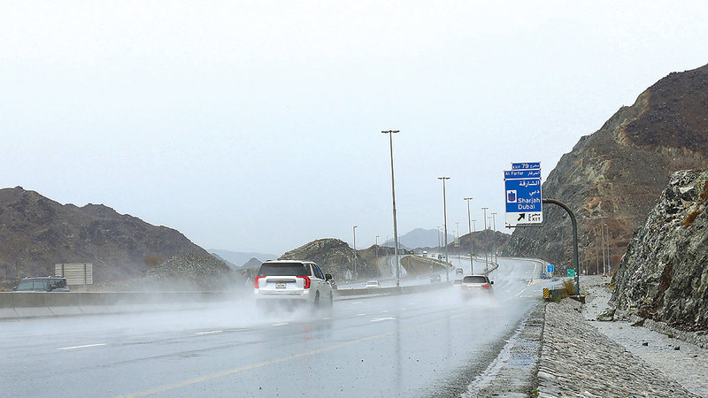الأمطار تراوحت بين المتوسطة والغزيرة على مختلف مناطق الدولة. تصوير: زيشان أحمد