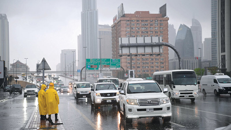 عنصران من فرق الطوارئ يتابعان الأوضاع الميدانية. تصوير: نجيب محمد