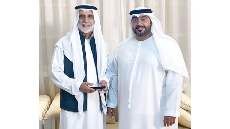 الحوسني مع حبيب غلوم. من المصدر