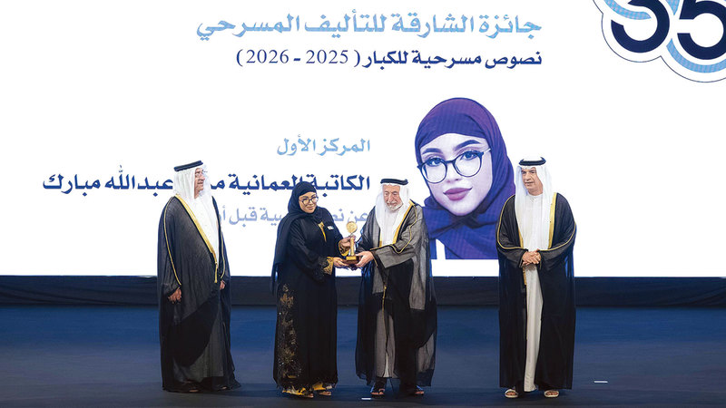 حاكم الشارقة خلال تكريم الفائزين بجوائز التأليف المسرحي. وام