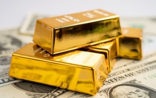 الصورة: الذهب يتراجع من أعلى مستوياته في شهر مع صعود الدولار