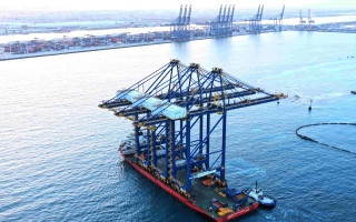 الصورة: موانئ دبي العالمية تُضيف ثلاث رافعات رصيف في محطة جدة