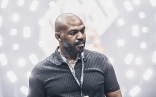 الصورة: انضمام جون جونز سفيراً عالمياً لدوري الملاكمة بدون قفازات