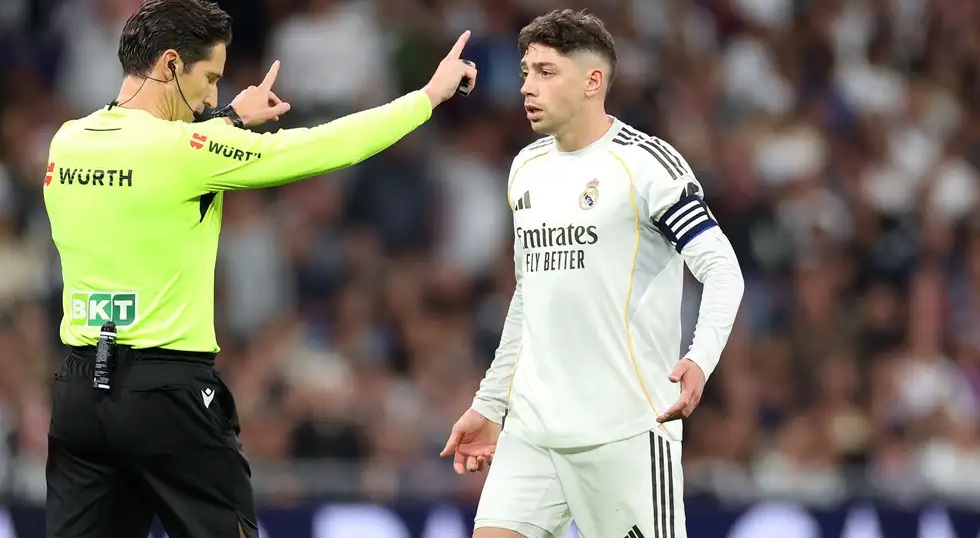 لجنة مسابقات الدوري الإسباني تصدر عقوبة على فالفيردي خلافاً لتفسير الحكم