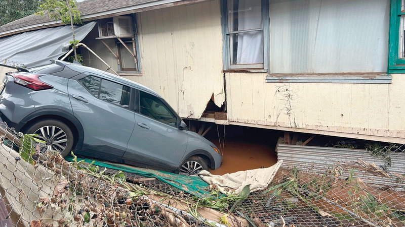 السيول جرفت منازل وحملت سيارات خارج مواقفها. أ.ب