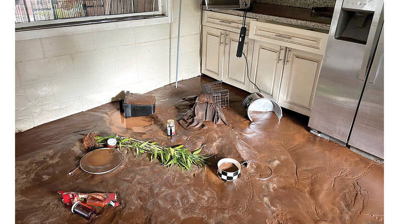 الفيضانات حملت طبقة كثيفة من الطين البركاني الأحمر ودخلت المنازل. أ.ب