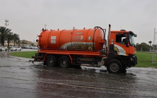 بلدية الشارقة تتعامل مع 2500 بلاغ لتجمعات مياه الأمطار وسقوط الأشجار