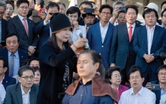 الصورة: سياسيون كوريون جنوبيون يحلقون رؤوسهم احتجاجاً على تهميشهم