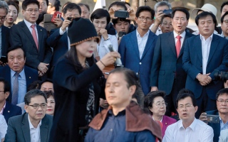 الصورة: سياسيون كوريون جنوبيون يحلقون رؤوسهم احتجاجاً على تهميشهم