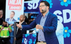 الصورة: زعيم اليمين المتطرف السويدي يثير الجدل بسبب علاقته بالعصابات