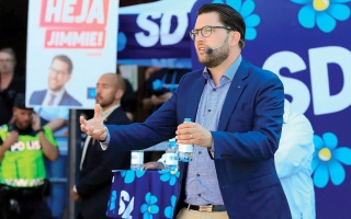 الصورة: زعيم اليمين المتطرف السويدي يثير الجدل بسبب علاقته بالعصابات