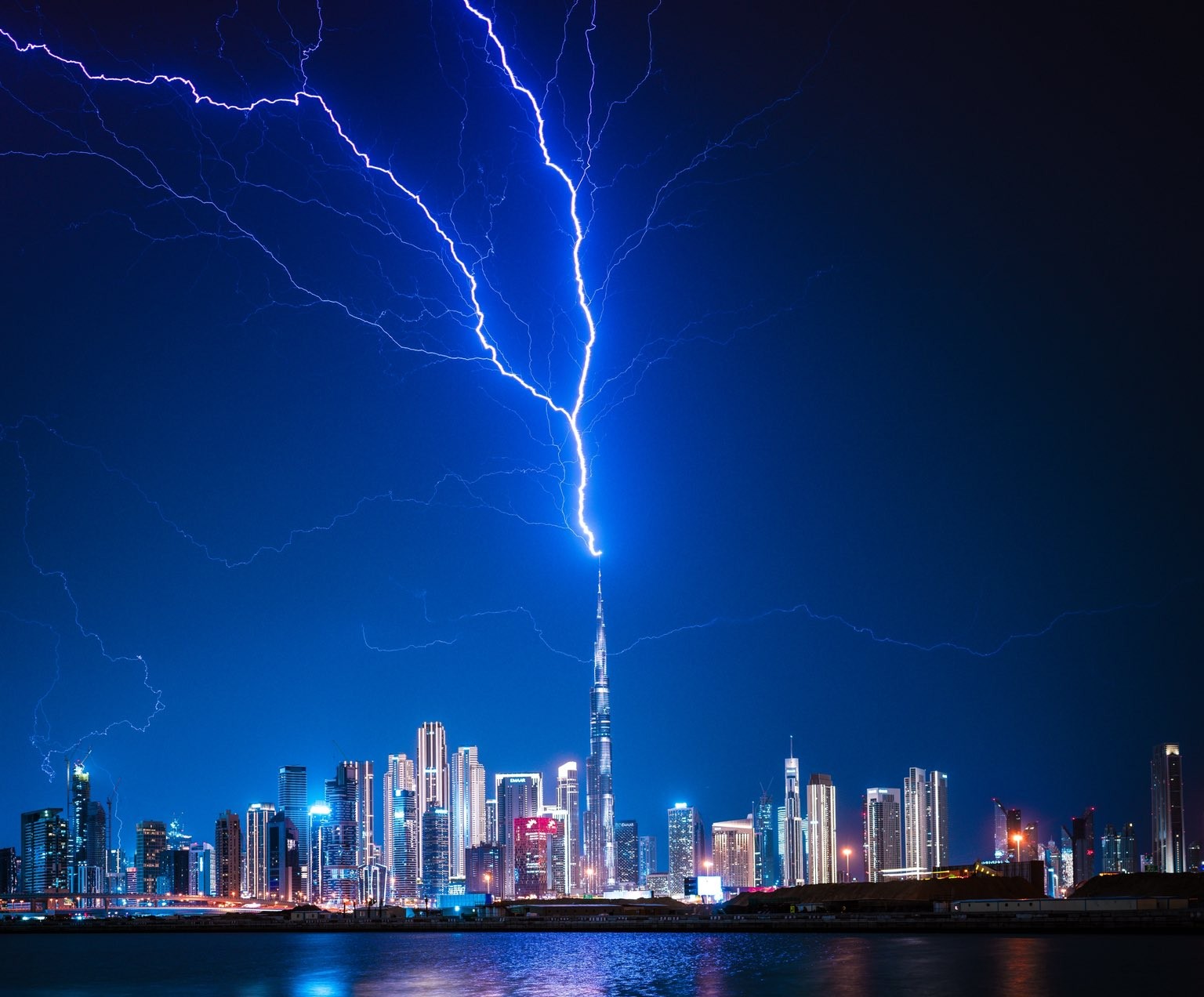 إرشادات من المكتب الإعلامي لحكومة دبي خلال التقلبات الجوية إرشادات من المكتب الإعلامي لحكومة دبي خلال التقلبات الجوية