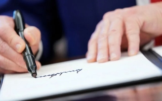 الصورة: في سابقة تاريخية.. توقيع ترامب سيظهر على العملة الأميركية