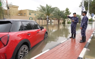 «بدون طلب».. شرطة عجمان تصدر شهادات للمركبات المتضررة من تجمعات مياه الأمطار