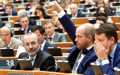 الصورة: أوروبا تدخل &laquo;عهد الترحيل&raquo;.. تعديلات واسعة على قوانين إعادة المهاجرين غير النظاميين