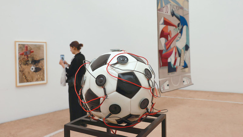 يضم المعرض نحو 100 عمل فني تستكشف العلاقة العميقة بين كرة القدم والفن. رويترز