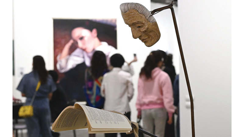 أعمال الفنان البريطاني سيمون ستارلينغ تعكس قضايا الهوية والتحول. أ.ف.ب