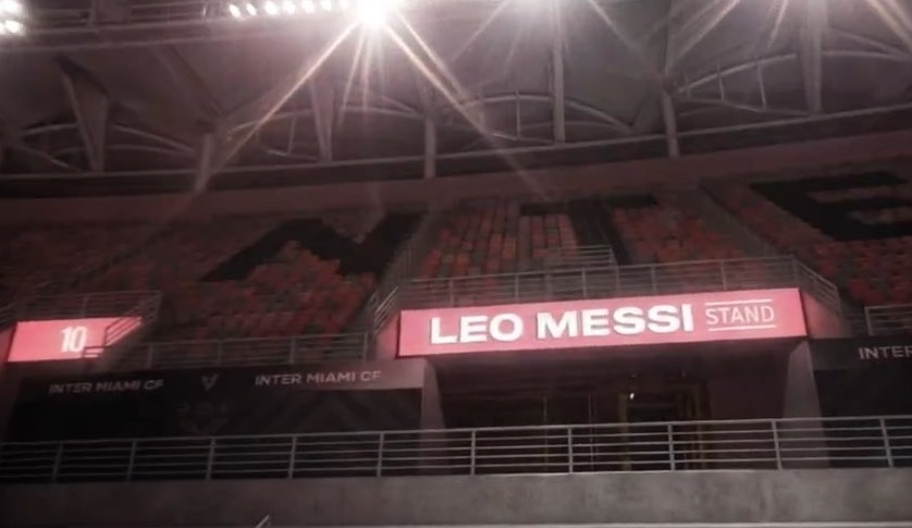 حالة نادرة في كرة القدم.. مدرّج الملعب مكتوب بإسم ميسي!