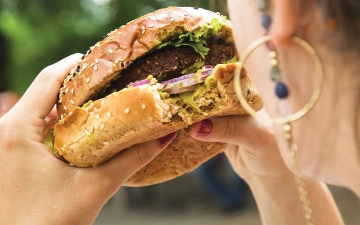 الصورة: باحثون يحذرون النساء: الأطعمة فائقة المعالجة تهدد الخصوبة