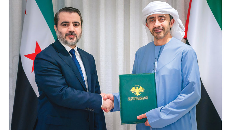 عبدالله بن زايد خلال تسلمه الرسالة الخطية من أسعد الشيباني. وام