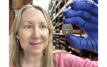 الصورة: قصة عملة غامضة نادرة.. من أجرة لركوب حافلة إلى المتحف