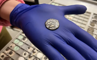 الصورة: راكب حافلة في لندن استخدم عملة معدنية عمرها ألفي عام لدفع الأجرة