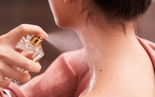 الصورة: رش العطر على الرقبة .. هل هو ضار صحياً ؟