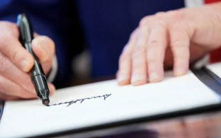 الصورة: مفاجأة تنتظر الأمريكيين .. ترامب سيضع توقّيعه على كل ورقة نقدية