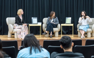 الصورة: الفن الإماراتي يجتذب 75 ألف زائر في سيؤول