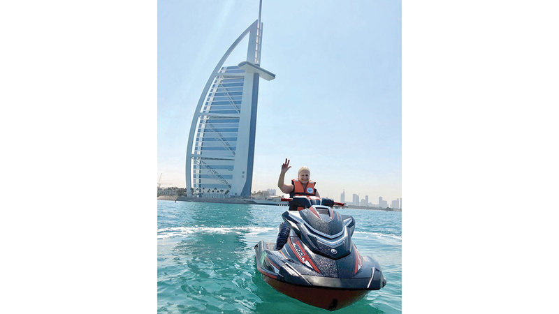 هايديه دابوستي خلال ممارستها رياضة الدراجات المائية في دبي. من المصدر