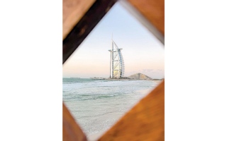 الصورة: شراع دبي العملاق بعد المطر