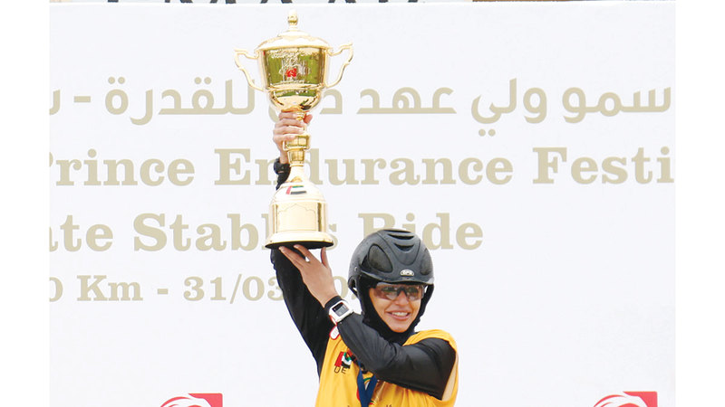 الفارسة فاطمة المري على منصة التتويج. تصوير: زافيير ويلسون