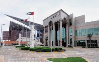 امرأة تستعير مصوغات ذهبية بـ 450 ألف درهم من صديقتها لحضور عُرس وترفض ردّها