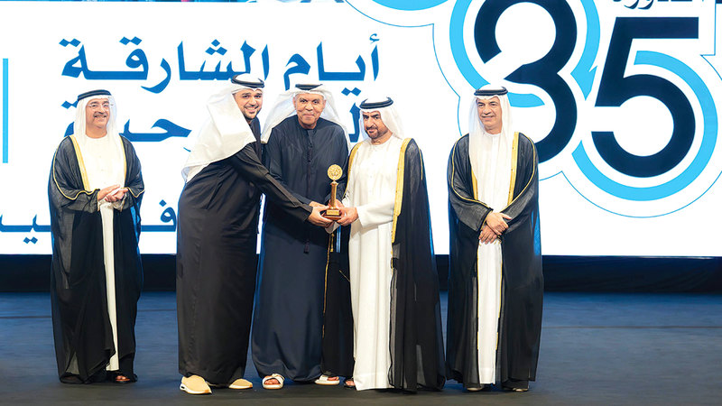 عبدالله بن سالم القاسمي يكرّم الكاتب إسماعيل عبدالله. وام