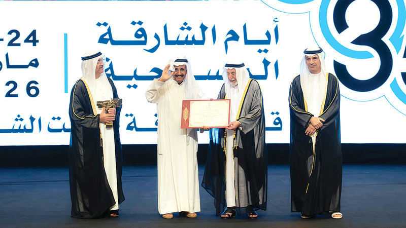 سلطان القاسمي يكرّم الفنان محمد جابر الفائز بجائزة الشارقة للإبداع المسرحي. وام