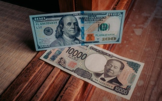 الصورة: الدولار يحافظ على استقراره والين يتعافى من أدنى مستوى له