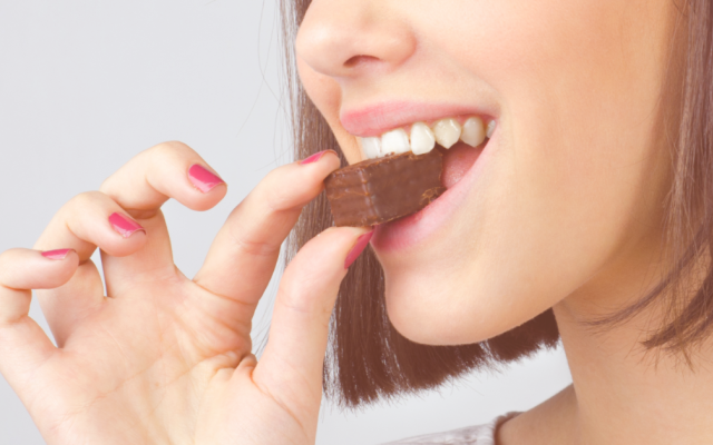 الصورة: ما هو التوقيت المثالي لتناول الحلويات؟