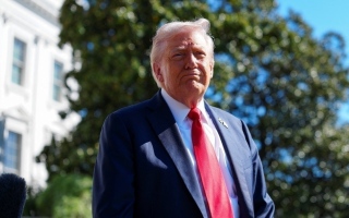 الصورة: ترامب: النظام الإيراني طلب من الولايات المتحدة وقف إطلاق النار وسننظر بالأمر بعد فتح "هرمز"