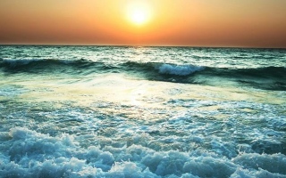 الصورة: "الوطني للأرصاد": البحر شديد الاضطراب وارتفاع الموج 7 أقدام