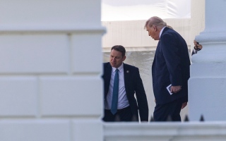 الصورة: في سابقة تاريخية.. ترامب يحضر جلسة في المحكمة العليا متعلقة بإلغاء حق المواطنة بالولادة