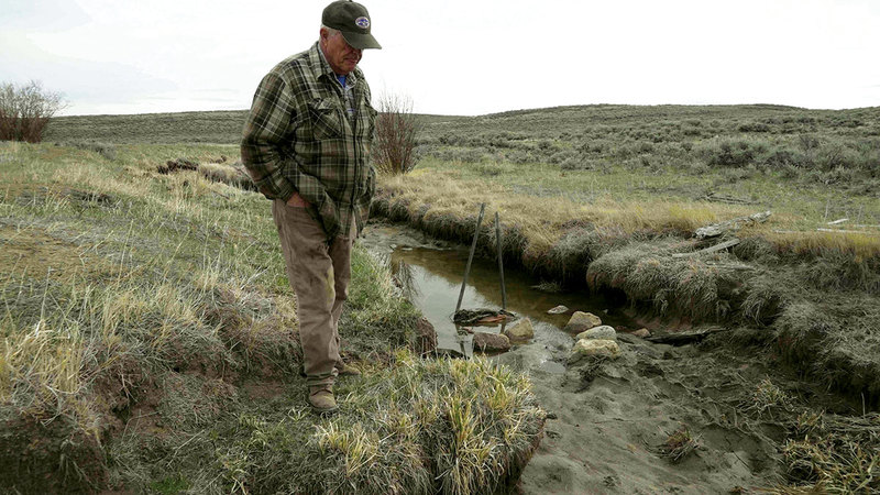 قناة جافة تُستخدم عادةً لنقل المياه للماشية في سهول كولورادو. أ.ب