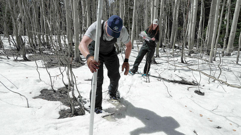 عالِمة المياه مورين غوتش تفحص الثلج  في المرتفعات برفقة أحد زملائها. أ.ب