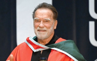 الصورة: حاكم كاليفورنيا السابق ينال دكتوراه فخرية في إيرلندا الشمالية