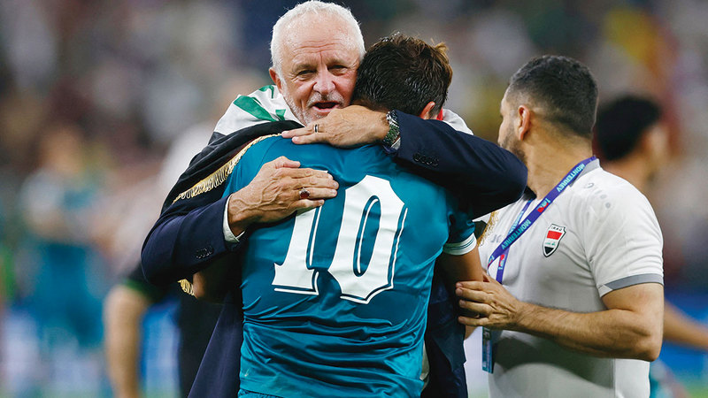 أرنولد يحتفل مع لاعب المنتخب العراقي &laquo;ميمي &raquo; بالتأهل إلى كأس العالم 2026 . رويترز