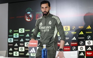 الصورة: "إسبانيا ليست بلداً عنصرياً".. مدرب ريال مدريد يعلّق على أحداث مباراة إسبانيا ومصر